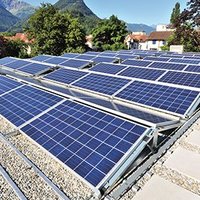 Photovoltaik-Unterkonstruktion in Ost-West-Ausrichtung von Richard Brink auf Flachdach vor Bergpanorama