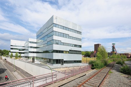 Das Gebäude und die zugehörige Freianlage mit einer Fläche von ca. 4.800 Quadratmetern fügen sich in das gesamtplanerische Konzept des Zollverein Parks ein. 