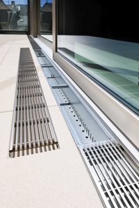 Thanks to their stilt supports, the channels can be quickly and easily adjusted to the height of the floor, ensuring a smooth transition between the building's interior and the outside. 
