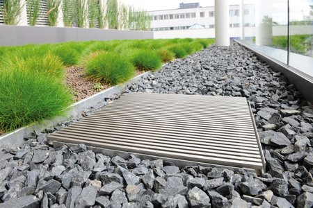 Partially protected from the elements by the projecting roof, the entrance area was in need of a dewatering solution that could be relied upon to drain surface water. The gullies produced by the company Richard Brink easily meet these requirements.