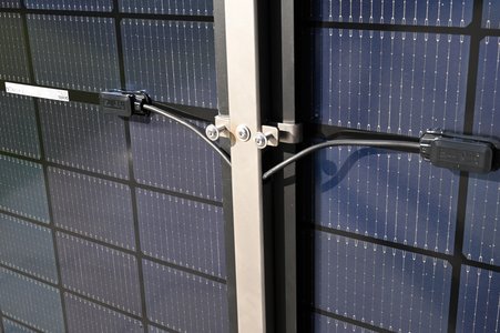 Die zugehörigen Edelstahl-Zaunpfosten verfügen über integrierte Kabelkanäle sowie Klemmhalterungen zur sicheren und besonders materialschonenden Aufnahme der Module.  Foto: Richard Brink GmbH & Co. KG