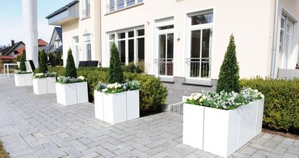 When it comes to designing garden and terrace spaces at home, plant boxes are a popular choice, also as a way of adding a splash of green away from flower beds. With their modular planters from the ‘Line’ range, the company Richard Brink offers a sophisticated system that appeals through its quick assembly and high stability.
