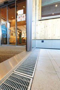 Drainage solutions in a Stabile Air design made of galvanised steel were used, for instance, in the main entrances and other façade sections of the main building, as well as at the entrances to the hotel room areas of the modern accommodation complex.