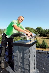 The roofers use nuts to fix the cap onto the supports of the shuttering frame – creating a solid unit to withstand all weather influences.