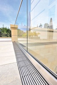 Stabile channels installed alongside the glass balustrades in the terrace area and next to the floor-length windows in the ground floor prevent an accumulation of water. They are topped with Hydra Linearis gratings.