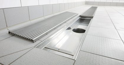 Richard Brink’s industrial and kitchen channels are the largest variant of indoor drainage systems and can be used in communal showers, commercial kitchens and industrial areas.