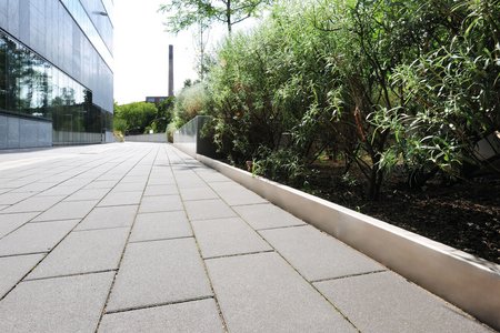 Selon leur profondeur d’installation, certaines jardinières hautes de 400 mm de hauteur se transforment aussi en bordures de parterre. Elles offrent tout de même assez de place aux arbres pour prendre racine.