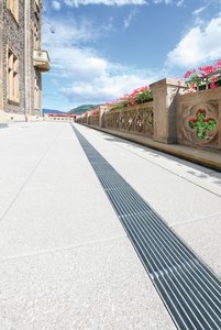 Le revêtement de cette toute nouvelle terrasse a été réalisé en dalles de béton grand format et inclut une ligne de drainage de 16 mètres de long. Elle se compose de caniveaux de drainage « Stabile » de la société Richard Brink pour une collecte et une évacuation ciblées des précipitations.