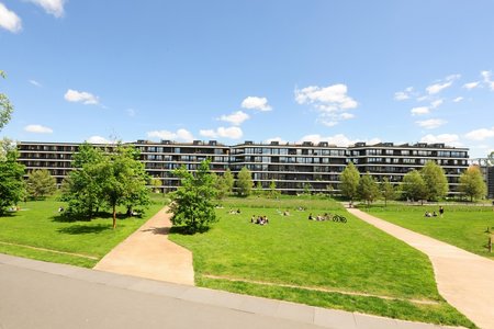 Het nieuwe gebouw biedt hoogwaardige woonruimte op een toplocatie. Een hoogtepunt zijn de zonnige balkons en terrassen met uitzicht op het groene gebied.
