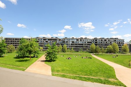 The new build provides high-quality living spaces in an ideal location. Highlights include the balconies and terraces oriented towards the park and the sun.