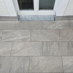 Drainagerost mit schmaler Schlitzperforation  verbaut von Bau- und Dienstleistung Scheinpflug