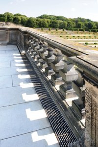 Staccato longitudinal bar gratings were used to cover the Cubo drainage channels. Their brown olive (RAL 6022) coating picks up on the colour of the existing cast gratings used on the opposite side of the Lower Orangery’s roof promenade.
