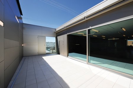 Großzügige Terrassenflächen erweitern die Erlebniswelt. Sowohl die Loggia als auch der atriumgleiche Innenhof gewähren einen Ausblick auf die Dachlandschaft Fürths. Für die Außenbereiche war eine durchdachte Entwässerungslösung gefragt.