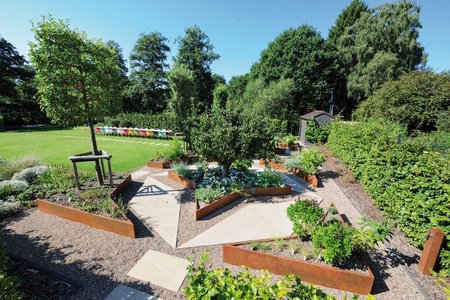 Ces parterres sont à la croisée des chemins entre la tradition paysagiste du nord de l’Allemagne et des éléments d’influence arabe. On retrouve cette dernière notamment dans la forme donnée aux plantations.