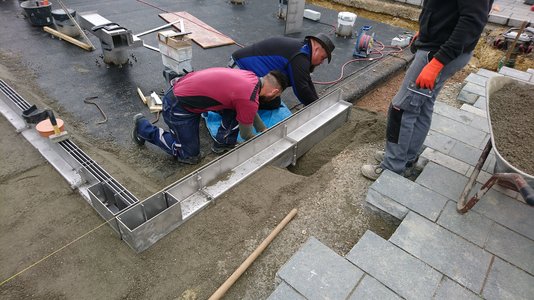 De gootbehuizingen werden achtereenvolgens in de daarvoor voorbereide fundering van in-situ beton geplaatst.