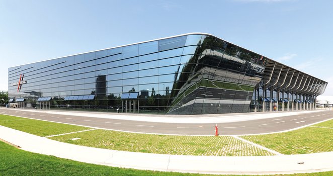 Sur le parc des expositions de Nuremberg, le nouveau hall d’exposition 3C illustre parfaitement les vastes travaux de modernisation entrepris par le NürnbergMesse Group.