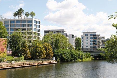 Das Projekt auf der Mierendorff-Insel zwischen Spree und Westhafenkanal ist Teil der Umfunktionierung des ehemaligen Kraftwerkgeländes Charlottenburg. Das AERA-Bauwerk passt entsprechend zu den umliegenden neuen Gebäuden und sticht durch die intensive Dachbegrünung gleichzeitig deutlich heraus.  Foto: Richard Brink GmbH & Co. KG