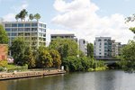 Das Projekt auf der Mierendorff-Insel zwischen Spree und Westhafenkanal ist Teil der Umfunktionierung des ehemaligen Kraftwerkgeländes Charlottenburg. Das AERA-Bauwerk passt entsprechend zu den umliegenden neuen Gebäuden und sticht durch die intensive Dachbegrünung gleichzeitig deutlich heraus.  Foto: Richard Brink GmbH & Co. KG