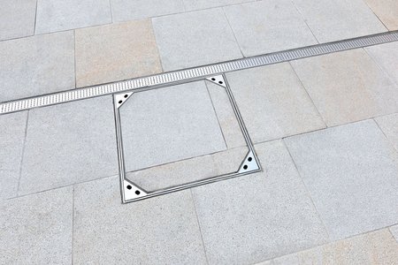 The slab material used in the surrounding pavement was also inserted in the custom-made shaft covers, giving the floor surfaces a uniform look.
