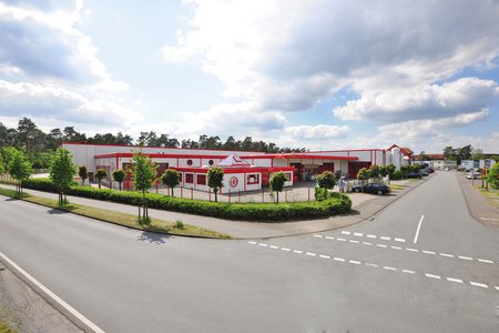 Zur Herstellung der Schmiedeeisenwaren und Schornsteinabdeckungen wurde nach 10 Jahren die erste Gewerbehalle angemietet, nach 20 Jahren der heutige Unternehmenssitz an der Görlitzer Straße bezogen.   Foto: Richard Brink GmbH & Co. KG