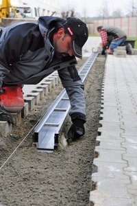 Securely fixing the channels into the concrete ensures long-term safety. The side panels also have to be properly underpinned before additional concrete can be added and the paving stones can be embedded.
