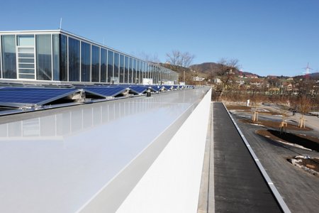 The parapet coverings border roof edges on several levels. The aluminium profiles with their light-grey coating form a harmonious whole with the other façade elements. 