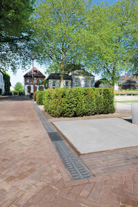 Insgesamt vier Sinkkästen mit passenden Design-Gussrosten „Zippa“ ergänzen die 66 Meter lange Entwässerungsstrecke.  Foto: Richard Brink GmbH & Co. KG