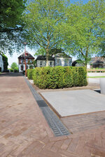 Insgesamt vier Sinkkästen mit passenden Design-Gussrosten „Zippa“ ergänzen die 66 Meter lange Entwässerungsstrecke.  Foto: Richard Brink GmbH & Co. KG