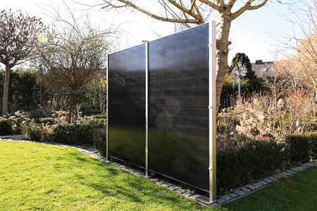 Mit der optionalen Ausrichtung der Module im Hoch- oder Querformat ergeben sich verschiedene Gestaltungsmöglichkeiten und Zaunhöhen.  Foto: Richard Brink GmbH & Co. KG