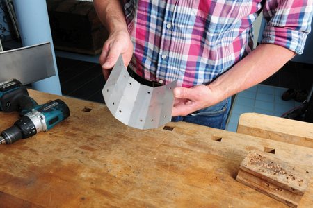 The different flower bed elements can be assembled using flexible connectors and screwed into place. The connector plates can be split by overtightening both sides of the edging solution.