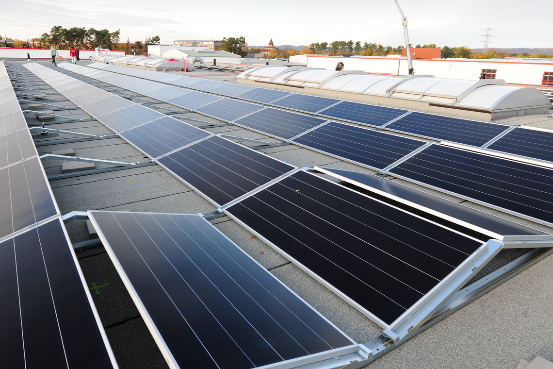 Solarunterkonstruktionen Mirlaux Flex Ost-West auf dem Flachdach mit installierten Solarpanels