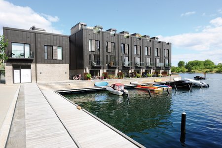 Nieuw aangelegde pieren dienen op het schiereiland Teglholmen als basis voor exclusieve woongebouwen met in totaal 45 woningen.  Foto: Richard Brink GmbH & Co.