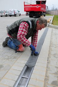 In a final step, the installers covered the channels with 7 × 7mm Hydra Linearis longitudinal bar gratings. Thanks to the reinforced underside, these gratings also withstand the heavy loads of vehicles without sustaining damage.