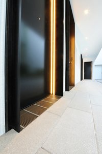 Op de binnenplaats zorgen de goten en roosters van Richard Brink voor een aantrekkelijk contrast met de lichtgekleurde vloertegels.