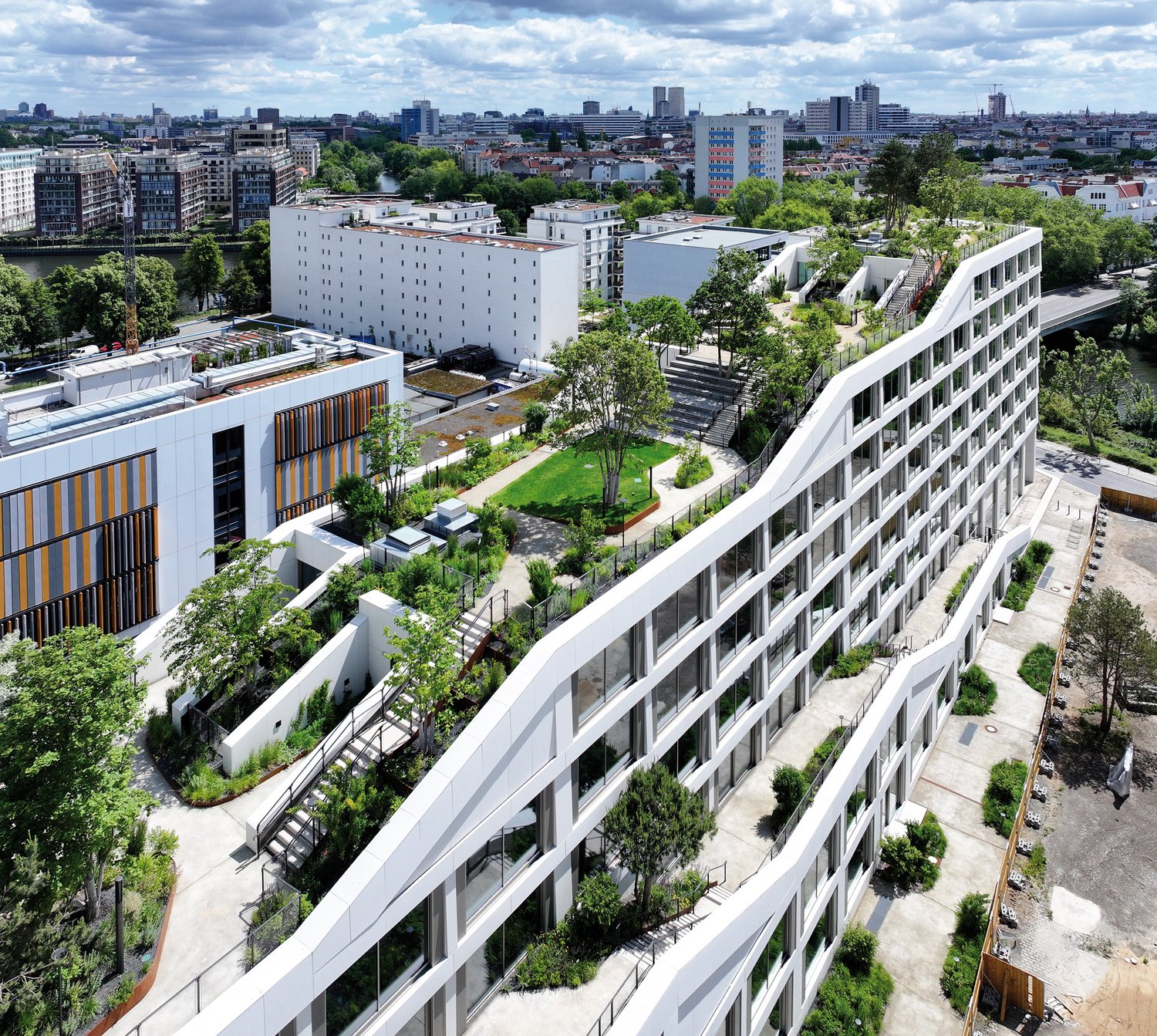 In Charlottenburg-Wilmersdorf entstand ein beeindruckender Bürokomplex, der neben dem 6 m hohen Foyer und Konferenzbereichen mit Panoramablick im Innenbereich vor allem durch seinen einzigartigen Dachgarten zu punkten weiß.  Foto: Richard Brink GmbH & Co. KG