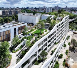In Charlottenburg-Wilmersdorf entstand ein beeindruckender Bürokomplex, der neben dem 6 m hohen Foyer und Konferenzbereichen mit Panoramablick im Innenbereich vor allem durch seinen einzigartigen Dachgarten zu punkten weiß.  Foto: Richard Brink GmbH & Co. KG