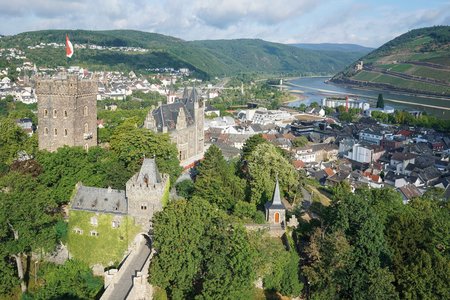 De burcht ligt op een heuvel dicht bij de Rijn en biedt uitzicht op een idyllisch panorama.