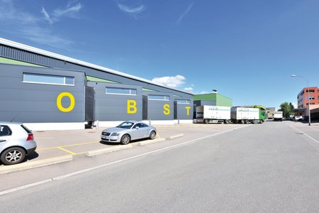 All kinds of regional produce are stored in the fruit warehouse operated by the fenaco Group. The photovoltaic system on the flat roof ensures sustainable energy generation. 