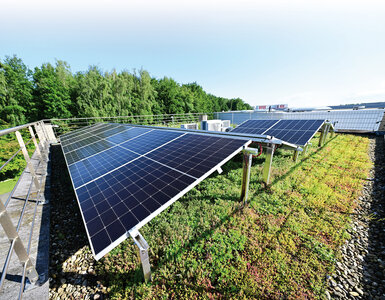 De nieuwe product “Miralux Green“ combineert groendak en modulehouders in één systeem, waarbij het substraat en de vegetatie bovendien als ballast fungeren. In de conventionele uitvoering worden hiervoor stenen van polymeerbeton van de firma met bouwbeschermingsmatten gebruikt.  Foto: Richard Brink GmbH & Co. KG
