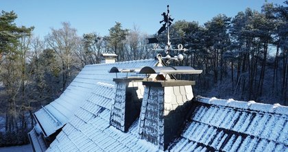 The company Richard Brink offers custom-made chimney caps that are easy to install and effectively protect the chimney against wind and weather while visually enhancing the chimney.