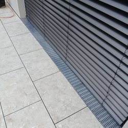 Rost mit rechteckiger Schlitzperforation verbaut von Galabau Neundörfer