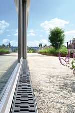 Gemeinsam mit der wassergebundenen Wegedecke aus Gloritbeton ist die Rinnen-Rost-Kombination Teil des Regenwassermanagements. Das einfallende Wasser wird zwischengespeichert und der Vegetation zugeführt.  Fotos: Richard Brink GmbH & Co. KG