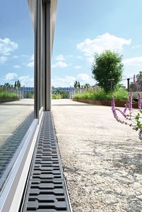 Gemeinsam mit der wassergebundenen Wegedecke aus Gloritbeton ist die Rinnen-Rost-Kombination Teil des Regenwassermanagements. Das einfallende Wasser wird zwischengespeichert und der Vegetation zugeführt.  Fotos: Richard Brink GmbH & Co. KG