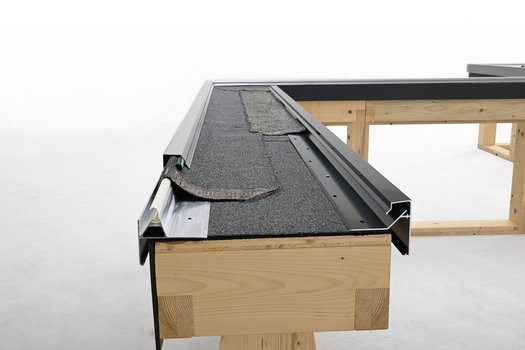 Die Firma Richard Brink hat ihr Sortiment im Bereich der Dach- und Wandsysteme um die Dachrandabschlussprofile „Nexum“ (links) und „Conar“ (rechts) aus Aluminium erweitert.  Foto: Richard Brink GmbH & Co. KG