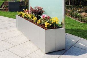 Metall Pflanzkasten aus Edelstahl mit satiniertem Glas als Rückwand auf der Terrasse im Garten
