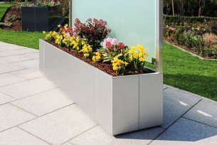 Metall Pflanzkasten aus Edelstahl mit satiniertem Glas als Rückwand auf der Terrasse im Garten