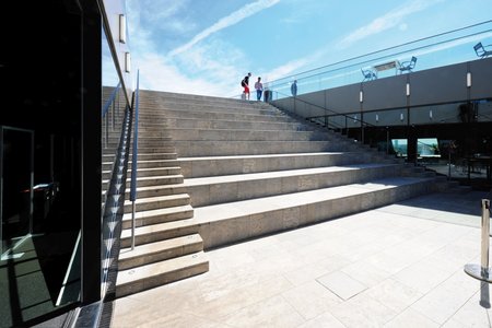Le long des escaliers, des caniveaux de drainage Stabile garantissent une évacuation efficace des eaux.  Positionnés à côté des balustrades, ils s’intègrent discrètement dans l’aménagement extérieur.