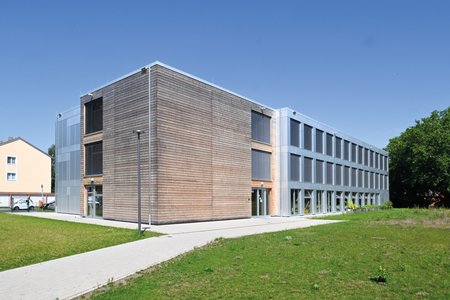 Die Fassaden selbst sind aus Fichtenholz und Aluminiumblechen gefertigt. Dank eines Vorfertigungsgrades der Module von bis zu 90 % können die Gewerke auf der Baustelle optimal ineinandergreifen, was die Bauzeit eines HOMEB auf bis zu vier Monate reduziert.  Foto: Richard Brink GmbH & Co. KG