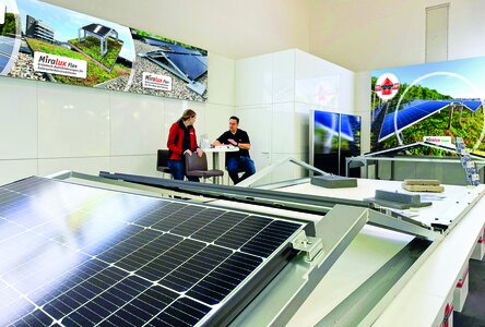 Het doordachte systeem van Richard Brink GmbH & Co. KG bespaart ruimte tijdens het vervoer en kan op locatie zonder gereedschap worden opengeklapt. Het is ook bliksembestendig en heeft dankzij windtunneltests een verminderde oppervlaktebelasting.  Foto: Richard Brink GmbH & Co. KG