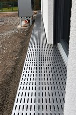 Der Metallwarenhersteller produzierte einen Großteil der Rinnen nach kundenspezifischem Maß. Für die Laibungsbereiche wurden Varianten in Sonderform mit Auskragungen angefertigt.  Foto: Richard Brink GmbH & Co. KG